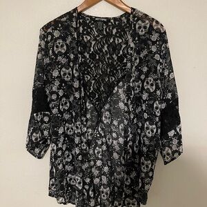 Hot Topic Black Lace-Back Sugar Skull Kimono